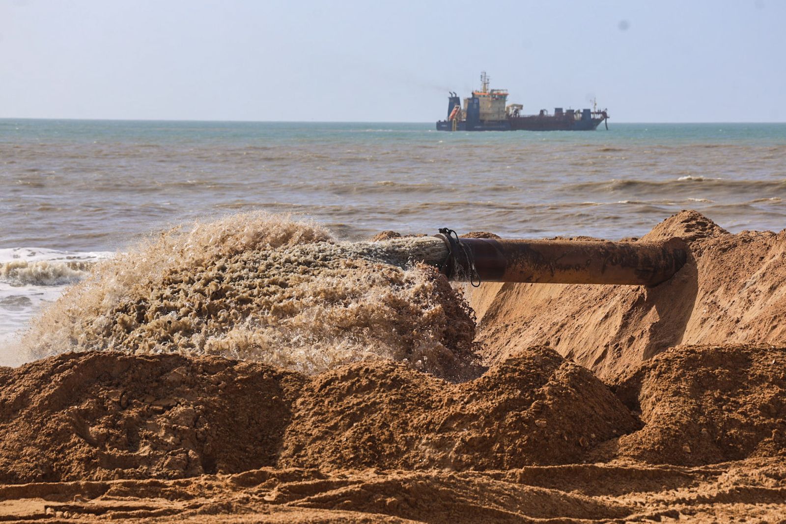 Fotografías del aporte de arena a la playa de Matalascañas