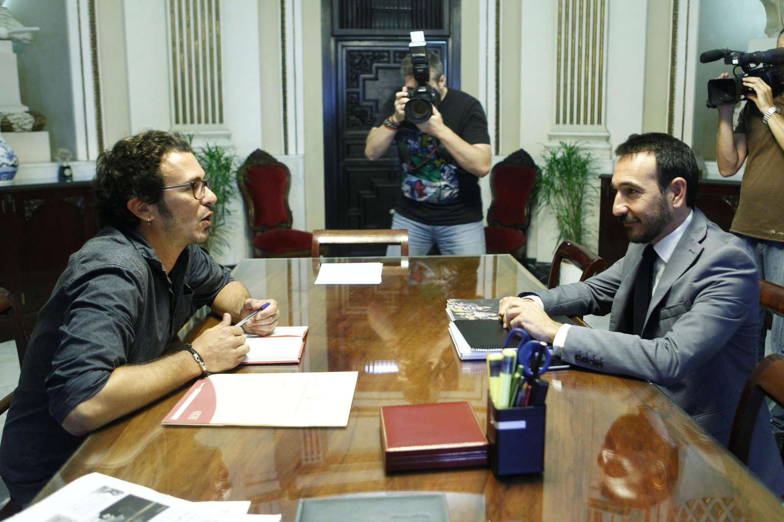 López Gil, durante una reunión con el alcalde en el Ayuntamiento.