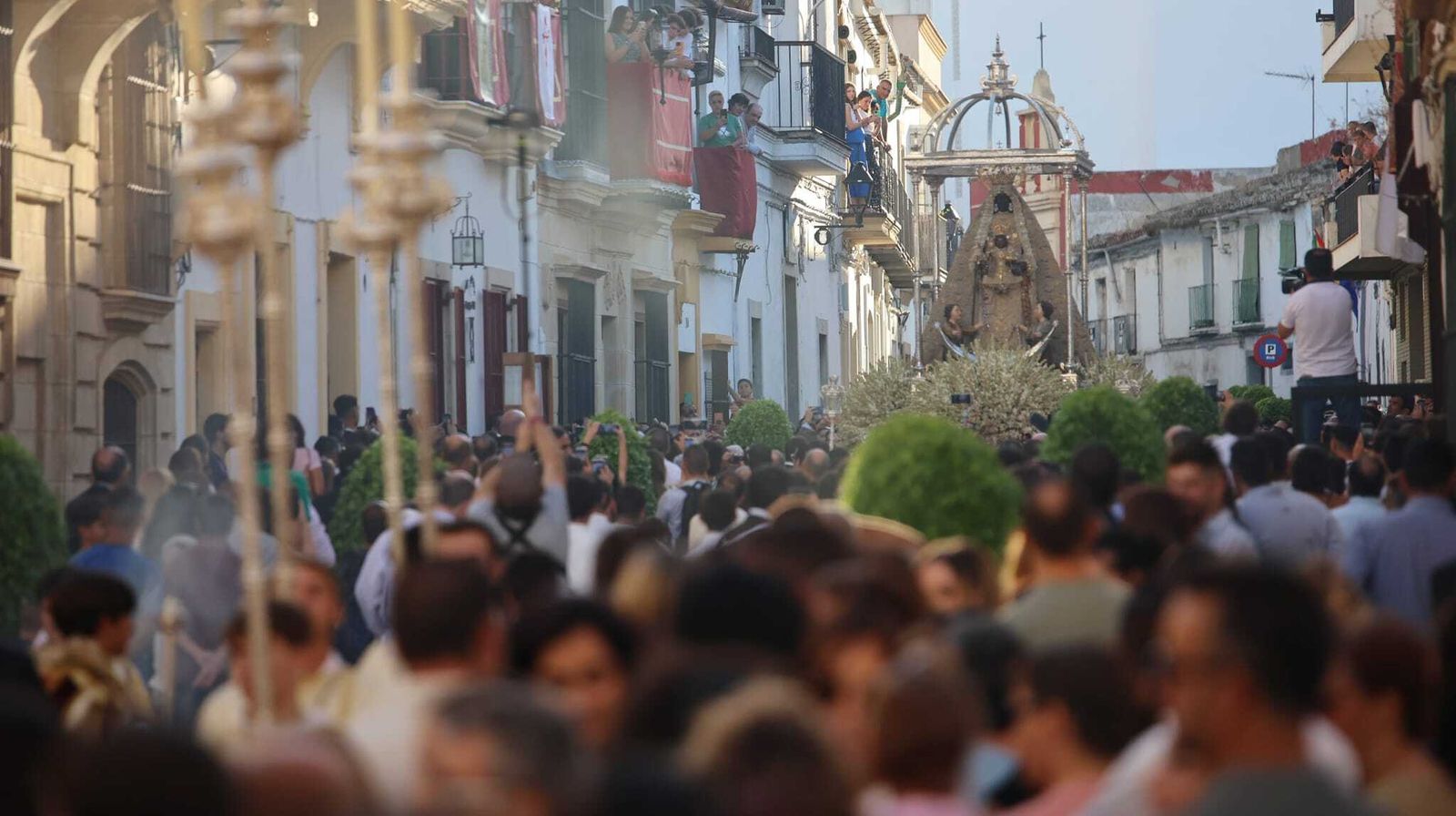 La Virgen de la Merced por su calle minutos después de la salida.