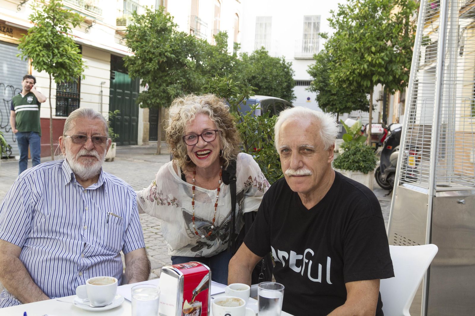 Pablo del Barco, Carmela Gálvez y Peter Mair en el bar Quilombo de la Alameda.