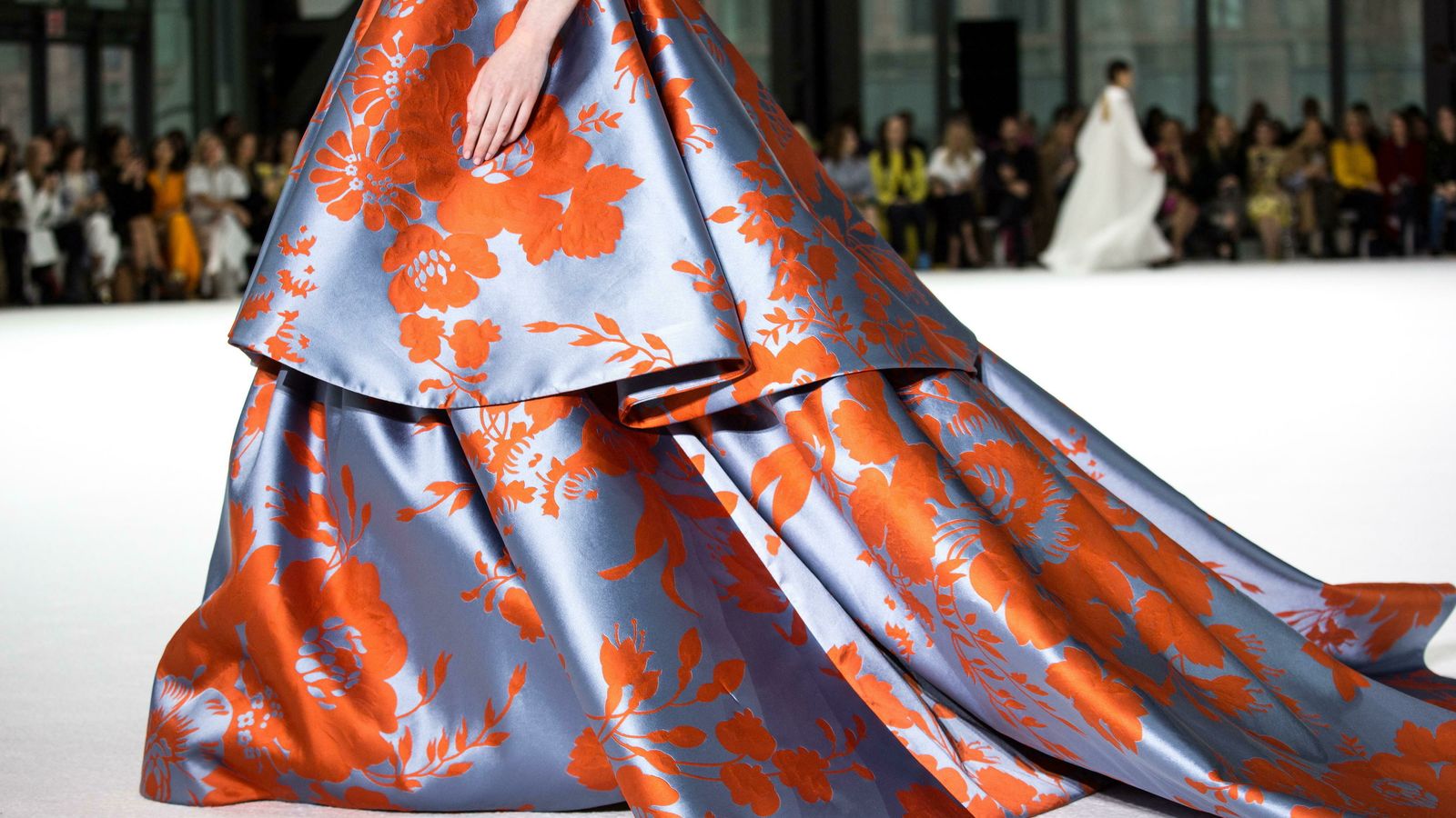 Una de las faldas, confeccionada con exquisito tejido, de la nueva colección de Carolina Herrera.