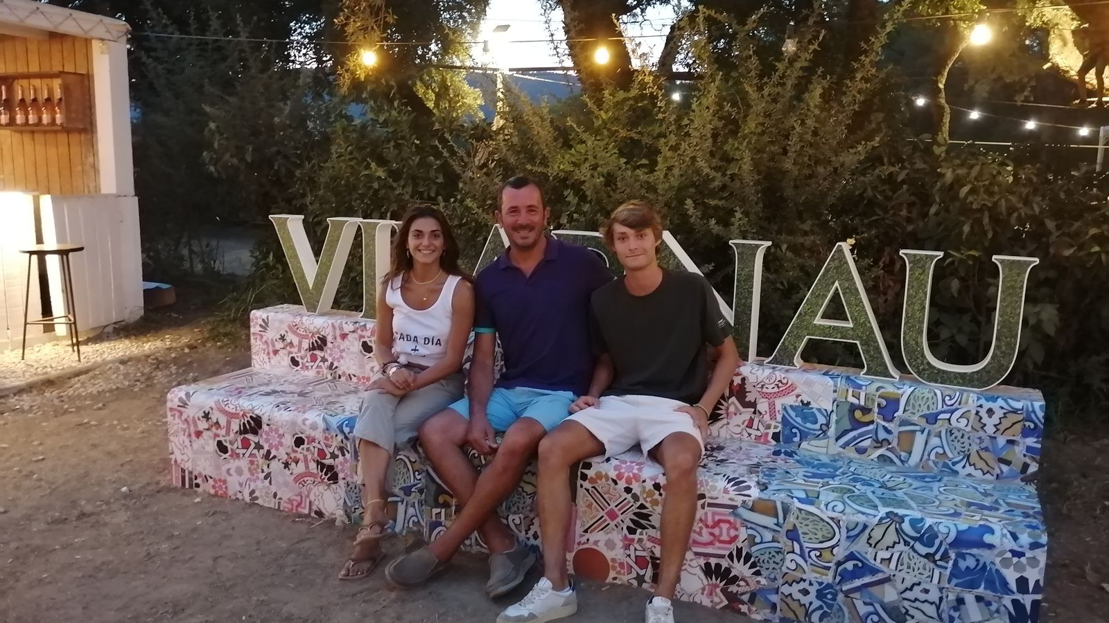 Francisco Miralles, Gerente en Cataluña de González Byass -en el centro- con los chicos del stand de Cavas Vilarnau