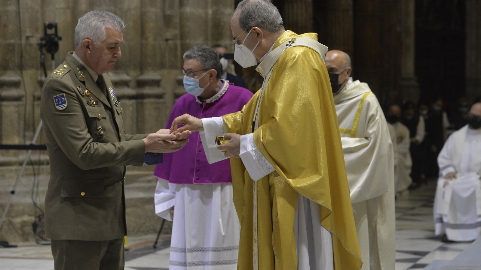 El teniente general José Rodríguez recibe la comunión de manos del arzobispo