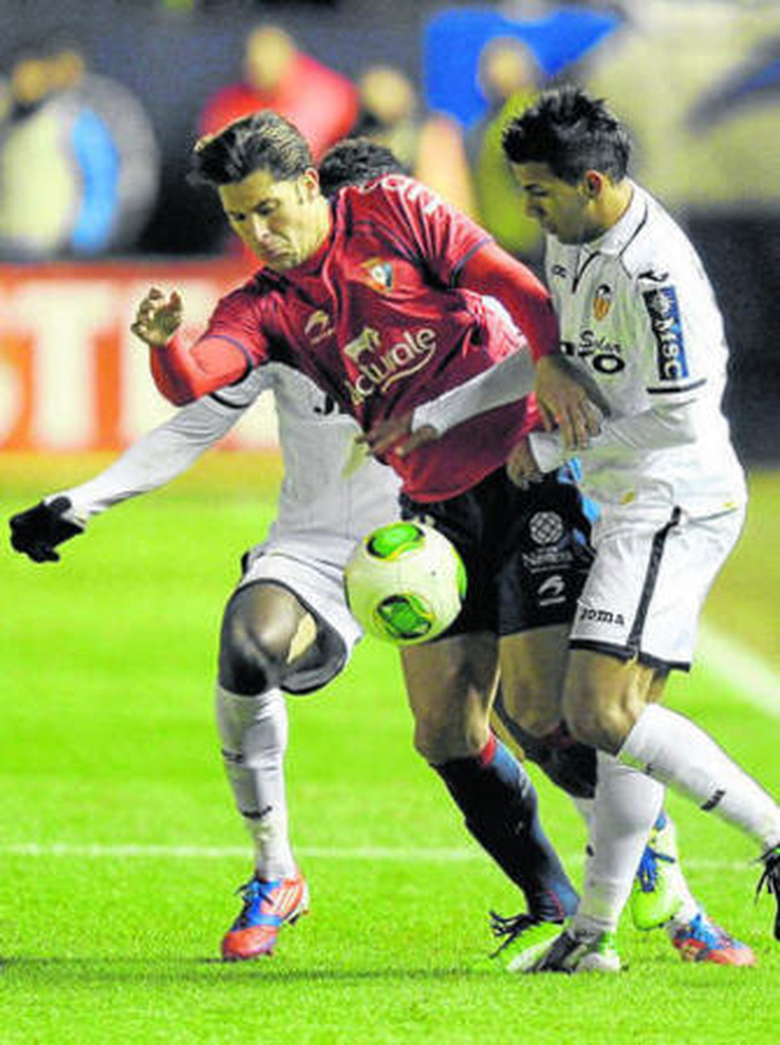 Jonathan Viera pelea el balón con Álvaro Cejudo.