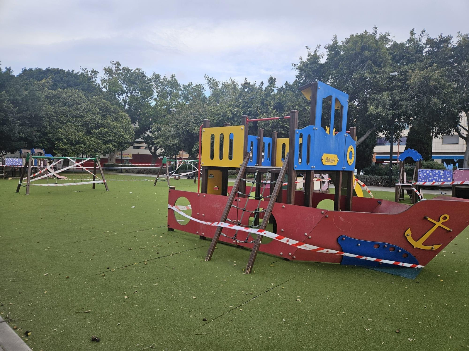 Parque precintado en Las Almadrabillas.