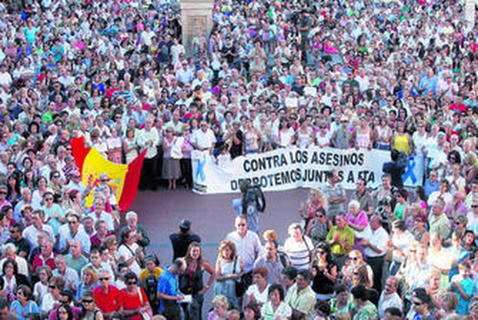 Imagen de la concentración en la Plaza Mayor de Burgos en repulsa por el último atentado de ETA.