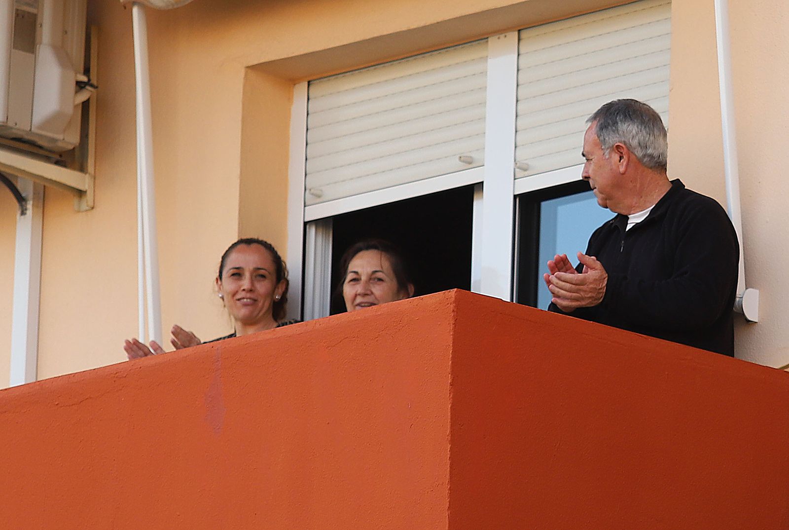 Imágenes de los aplausos solidarios de los vecinos de la calle Los Marismeños