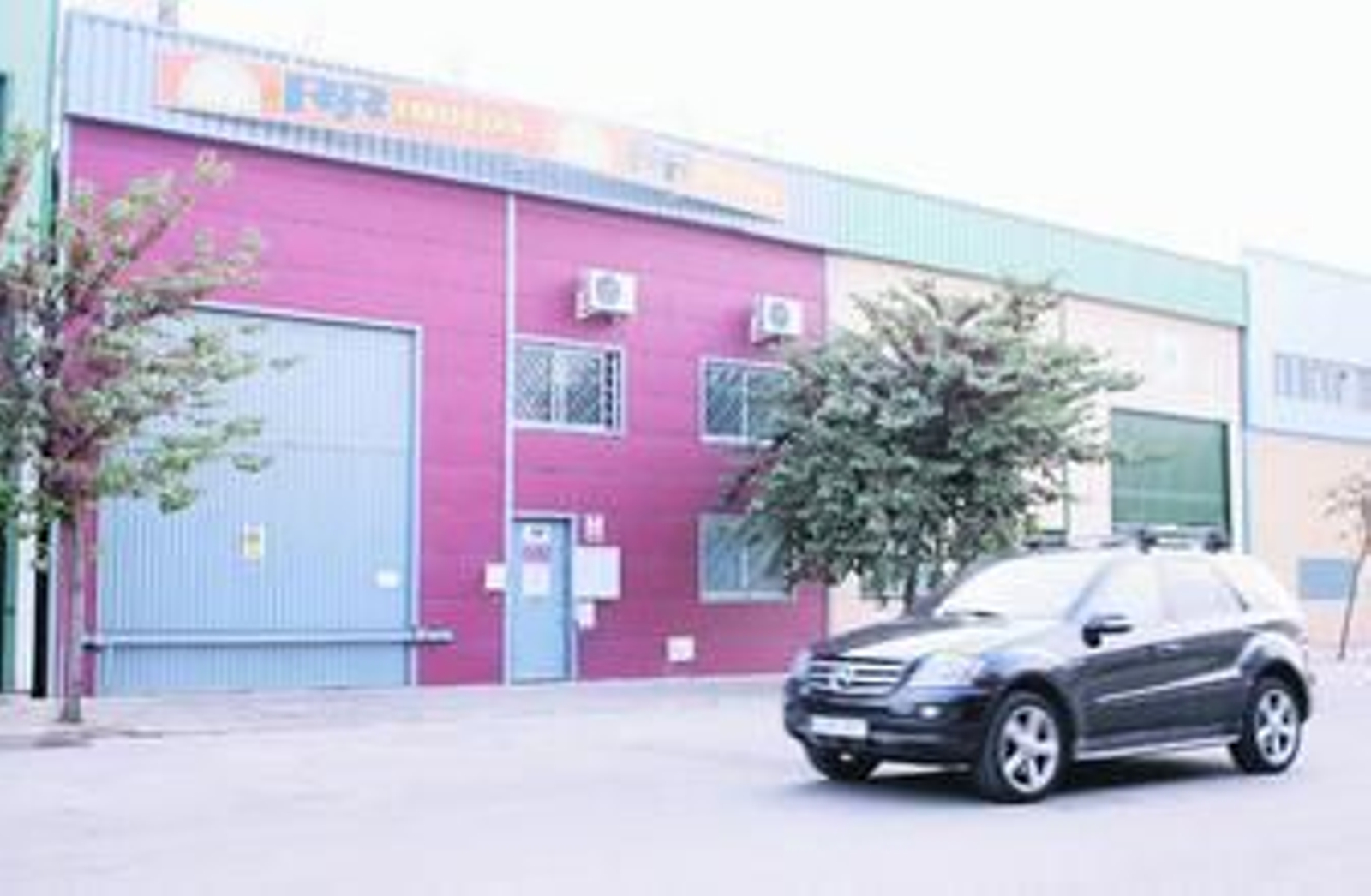 La puerta del negocio de motos y barcos regentado por el policía detenido.