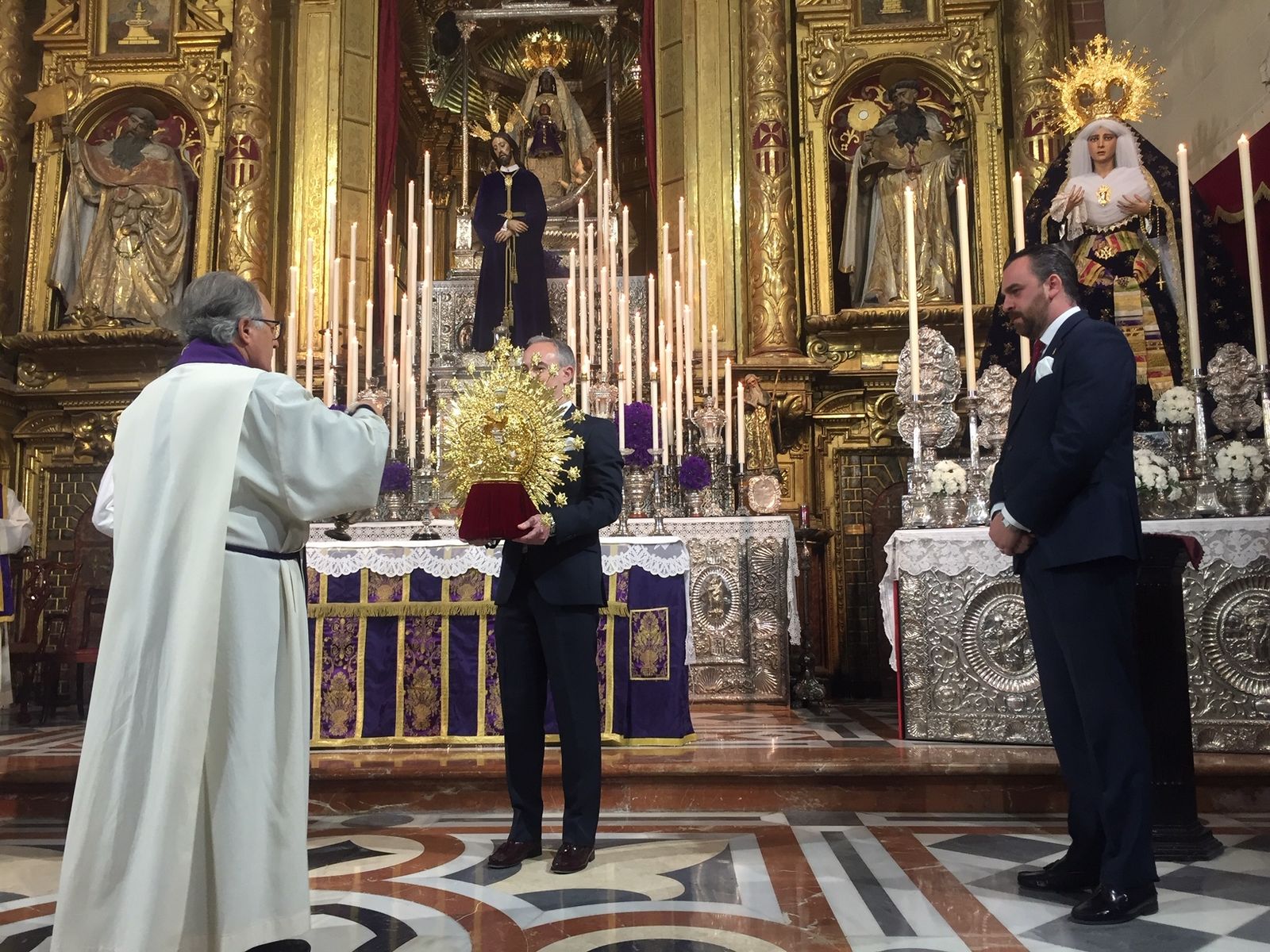 Momento de la bendición de la nueva corona de Dios de la Misericordia