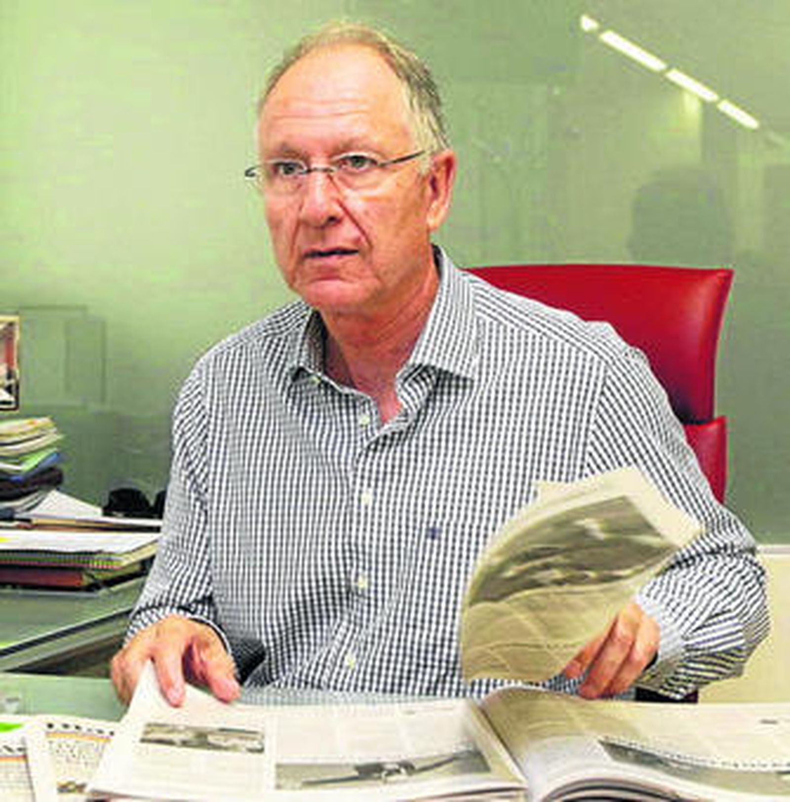 El diputado, repasando la actualidad en la redacción.