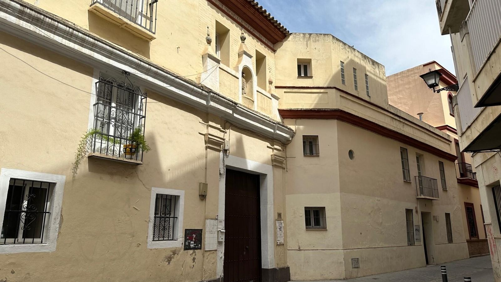 El acceso a la iglesia en la calle Cervantes.