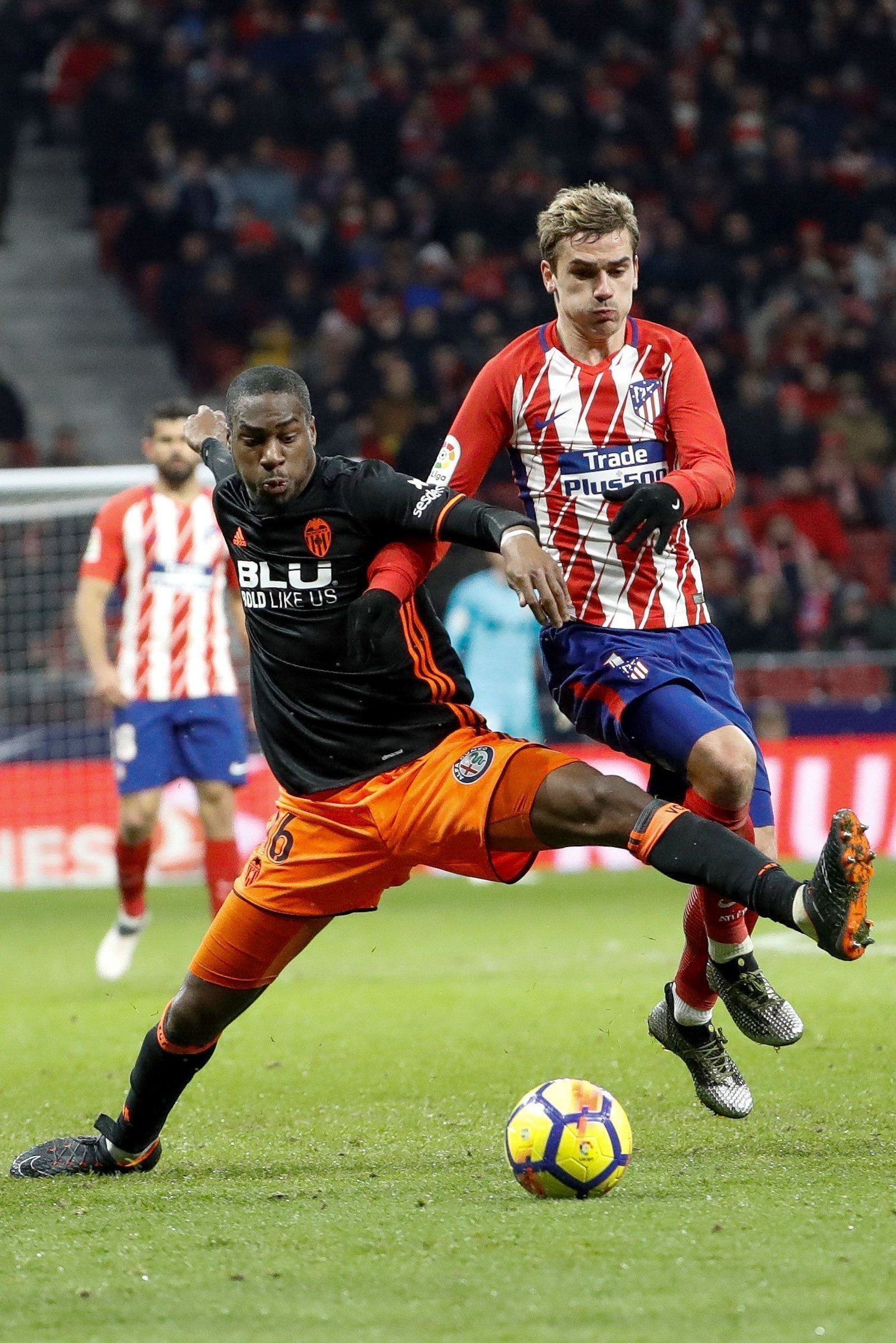 El valencianista Kondogbia frena el avance de Griezmann.