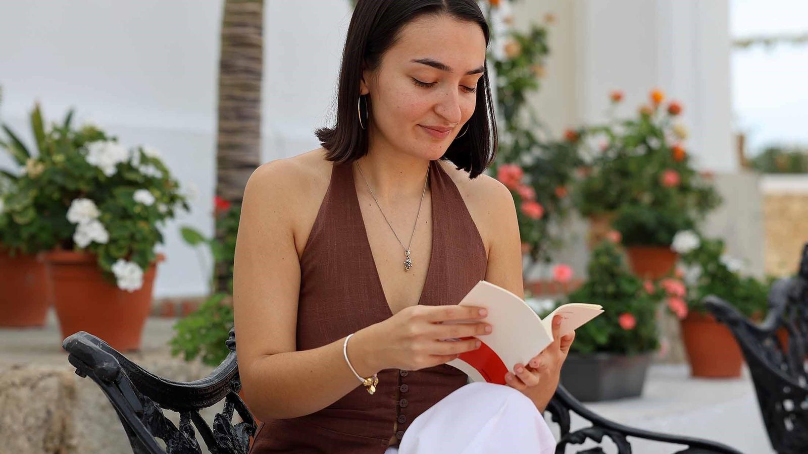 La joven poetisa con el poemario galardonado con el Premio Nacional de Poesía juvenil 'Miguel Hernández' 2025.