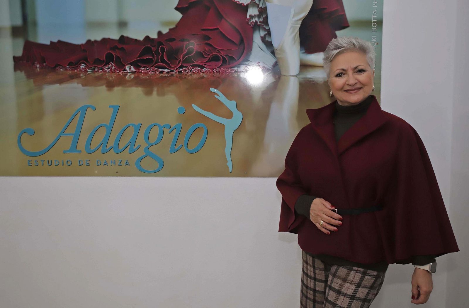 Ana Rosa Ruiz en la entrada al estudio Adagio donde se imparten clases de ballet y flamenco a partir de los cuatro años.