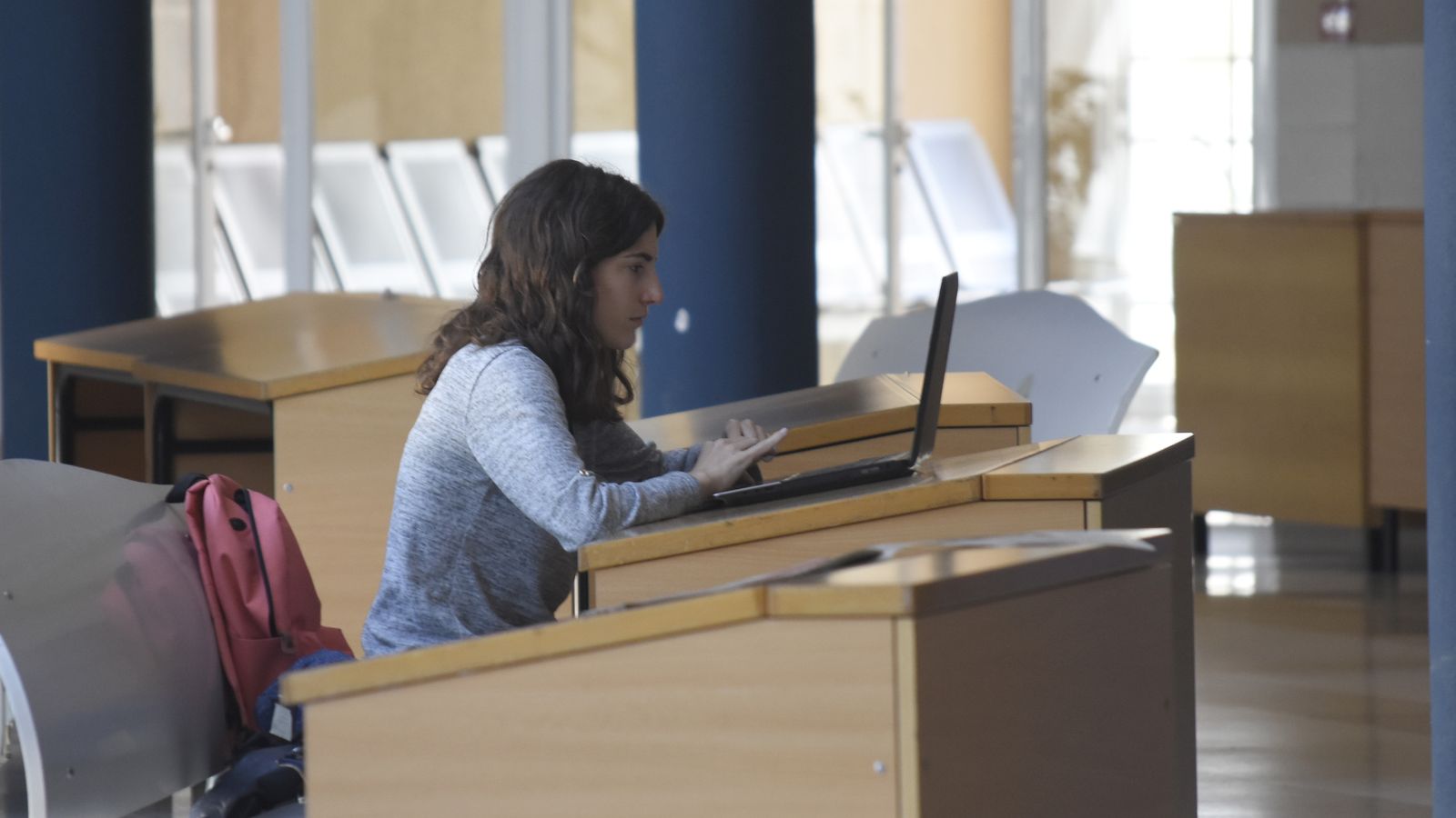 Una alumna realiza una tarea en su ordenador.