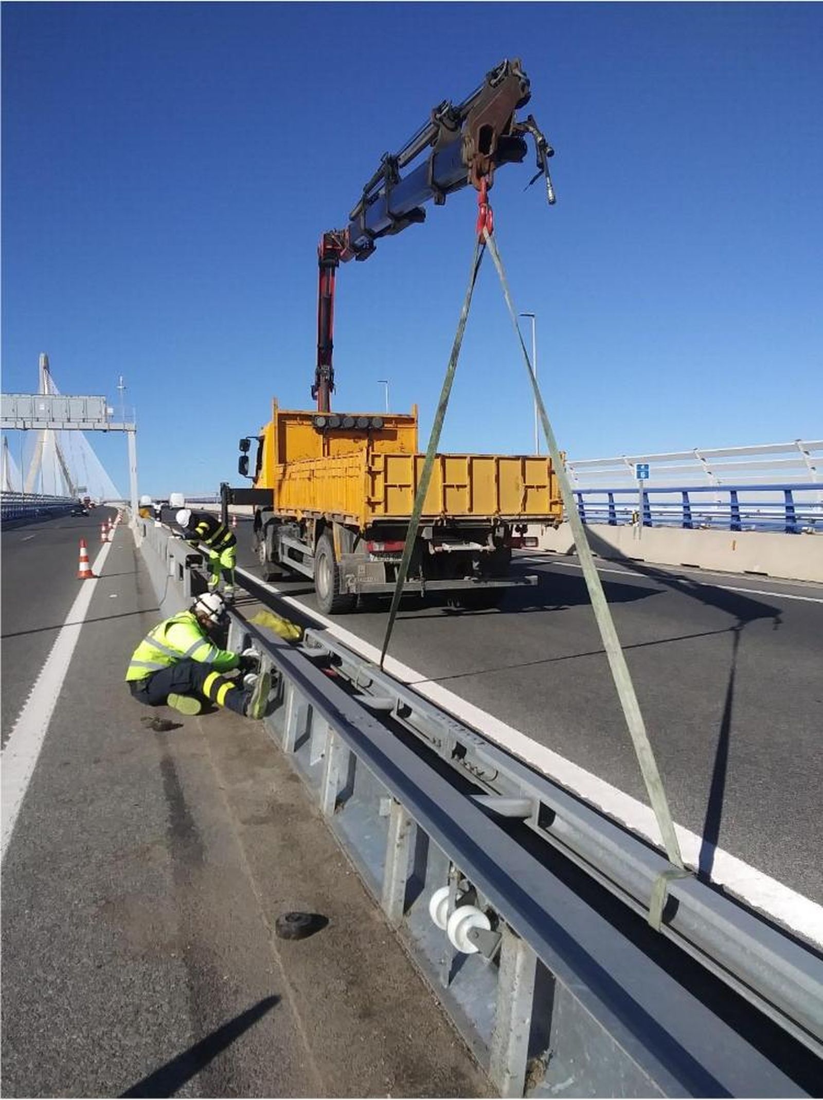 Reparación paso de mediana en carretera CA-35 PK 04+100.