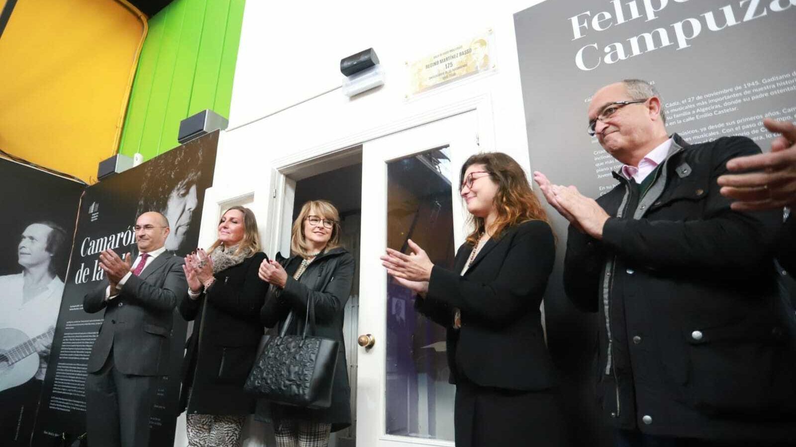 Ángel Martínez, Susana Pérez, Pilar Pintor, Regina Laza y Fernando Silva, junto a la placa.