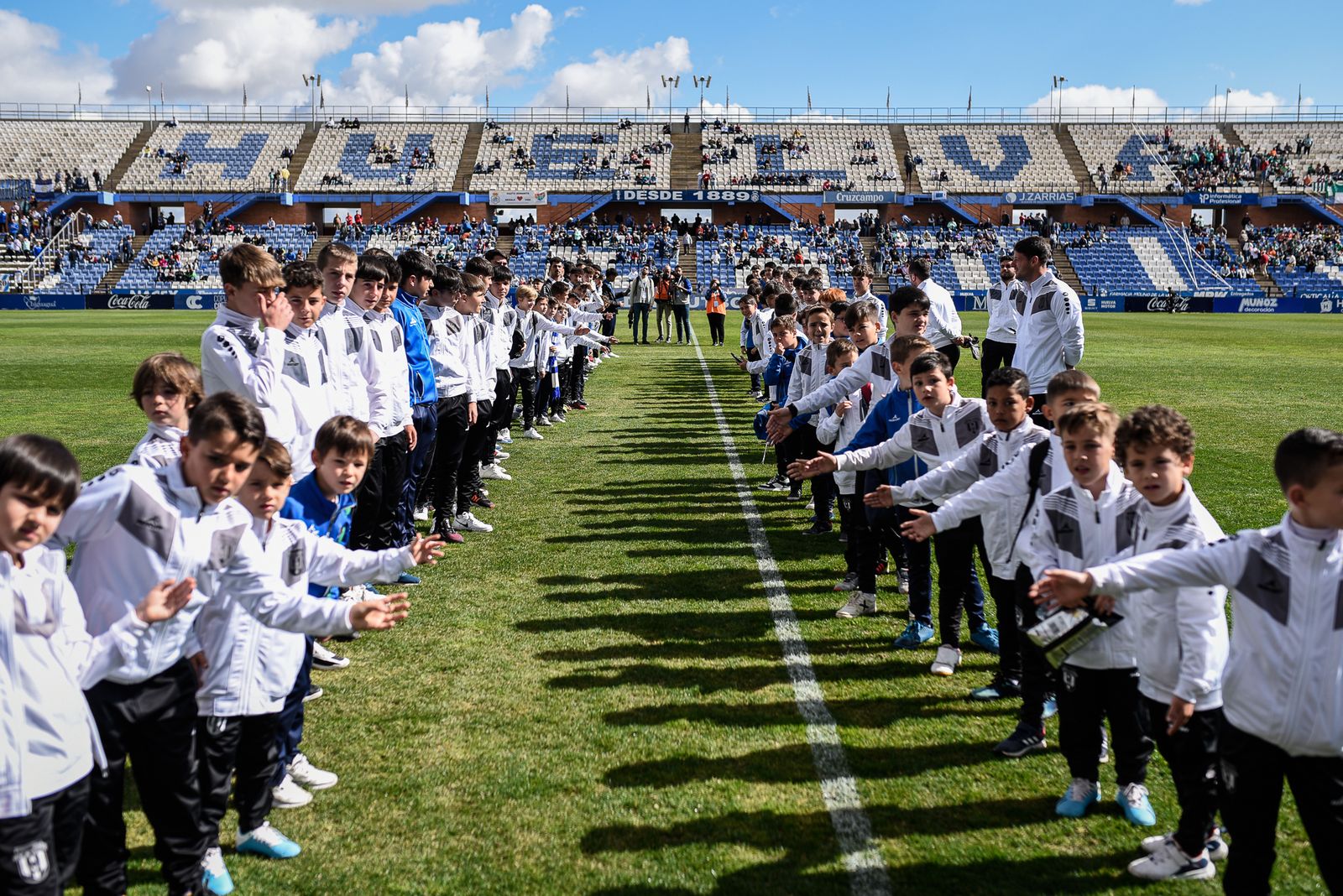 Imágenes de la afición en el Colombino en el Recreativo - Antequera