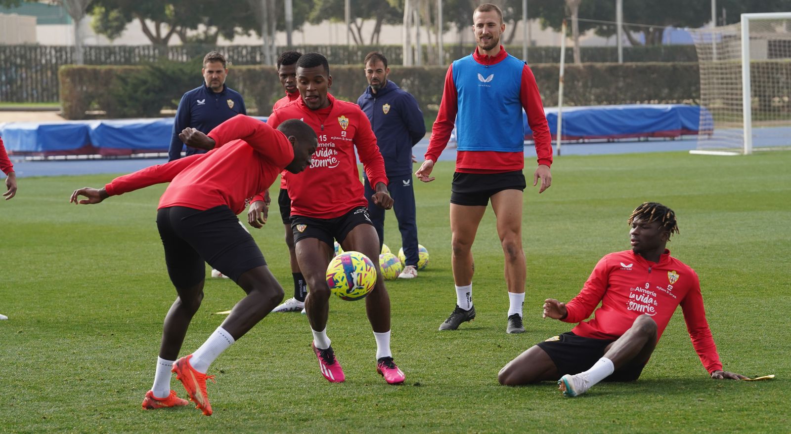Akieme, en un rondo de este jueves con Mendes, El Bilal Touré, Ramazani y Ely