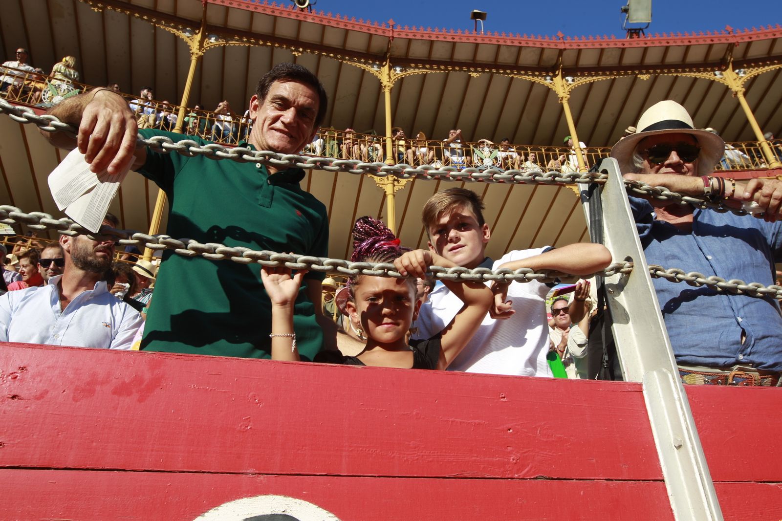Imágenes del 'ambiente' en la corrida de toros de la Feria de Almería, con los diestros Morante de la Puebla, El Juli y Tomás Rufo