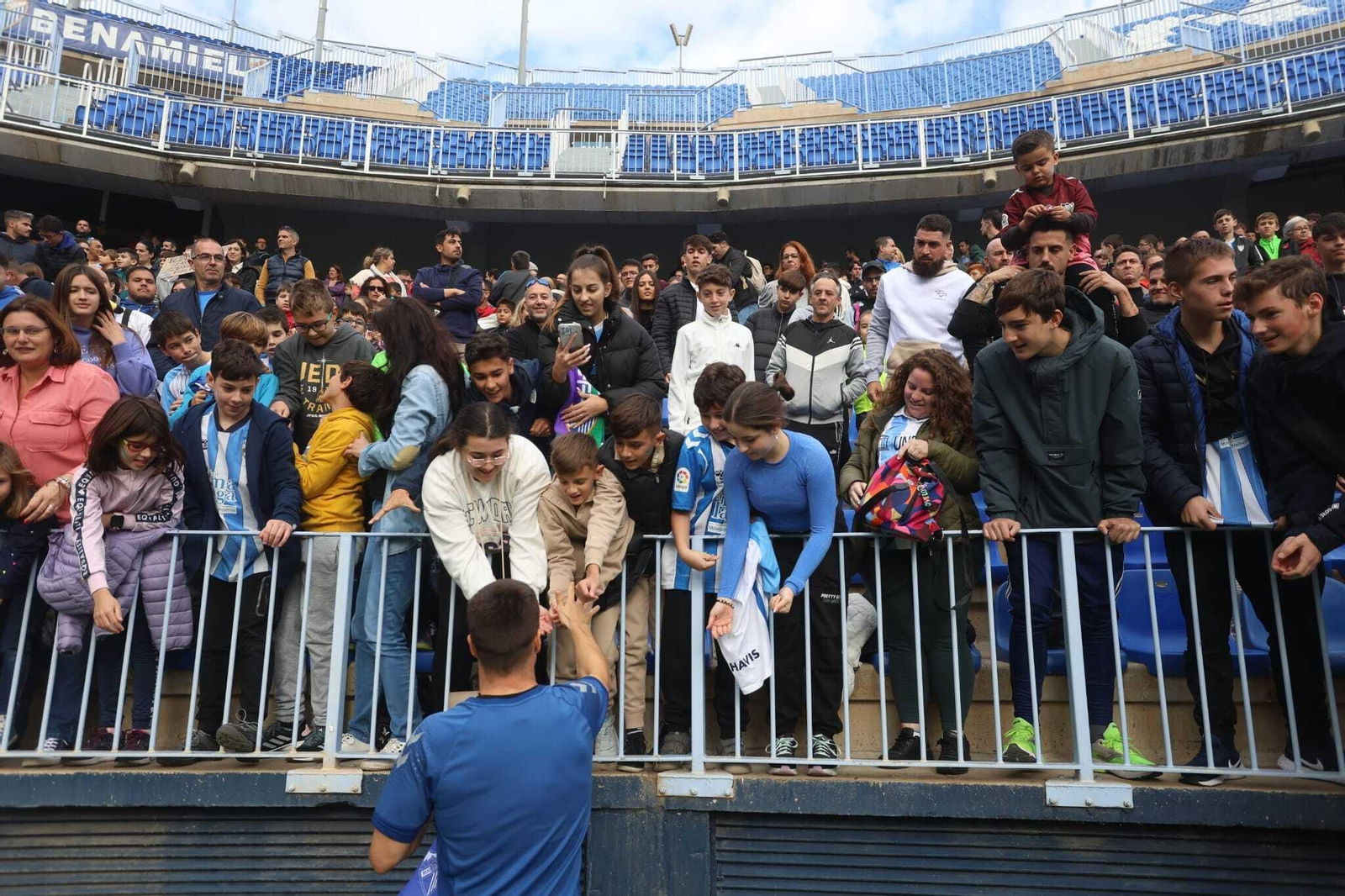 Miles de malaguistas apoyan al equipo en la víspera de Reyes