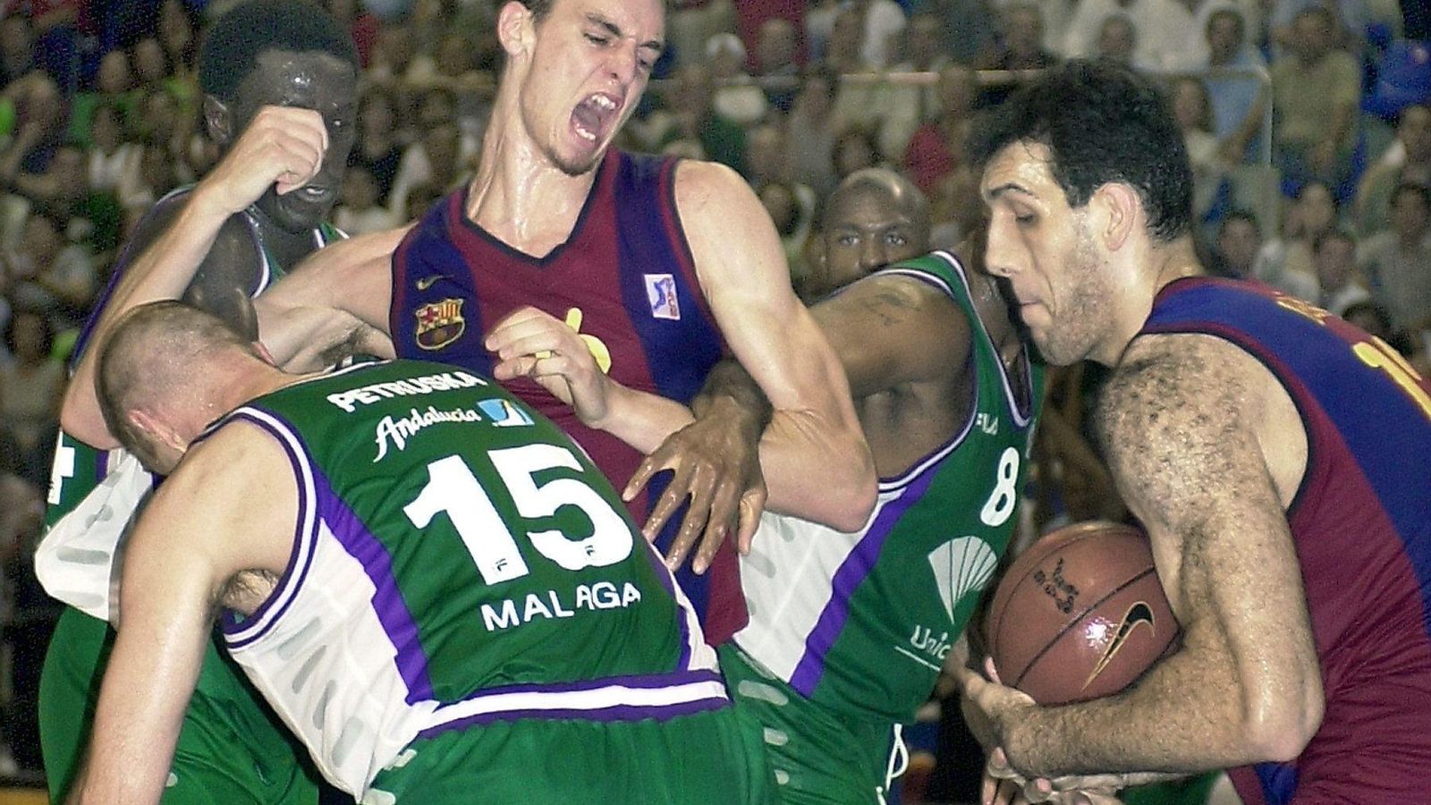Pau Gasol, ante Petruska en 2001.