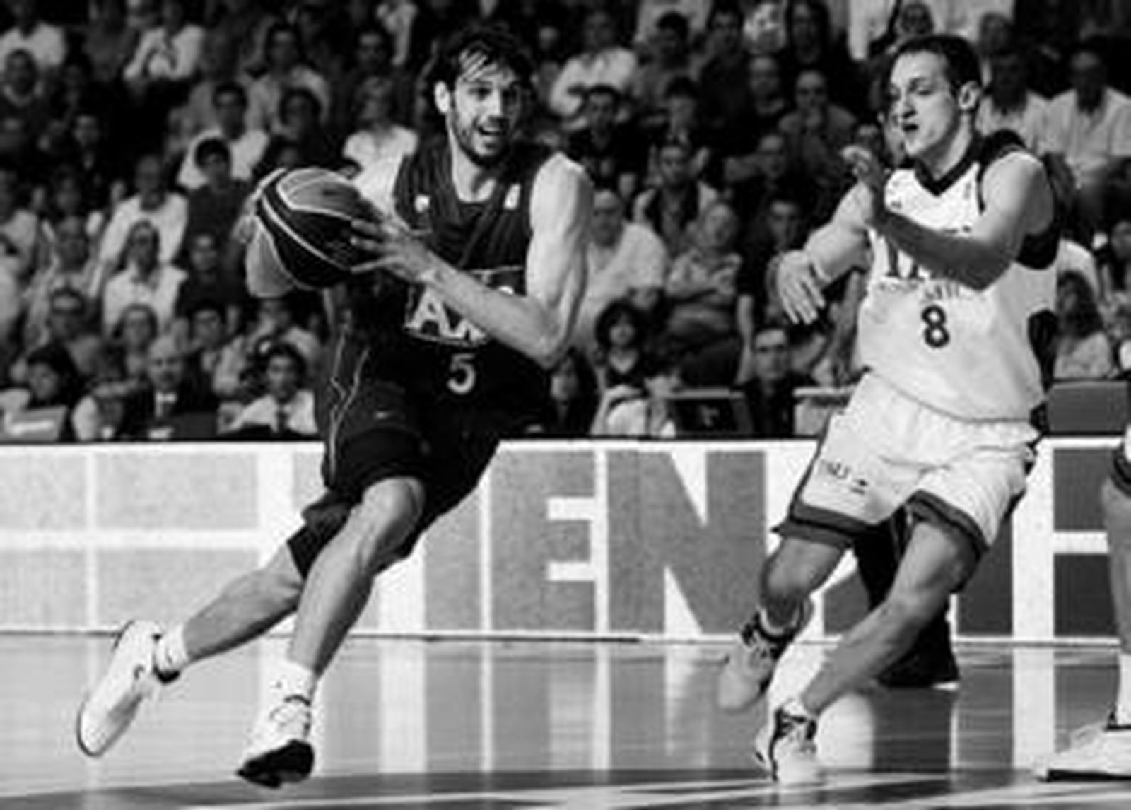 El italiano Basile trata de penetrar ante el marcaje del serbio Rakocevic.