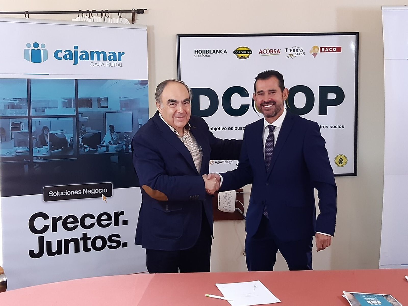 El presidente de Dcoop, Antonio Luque, y el subdirector general de Cajamar, Jesús Vargas, sellaron el acuerdo