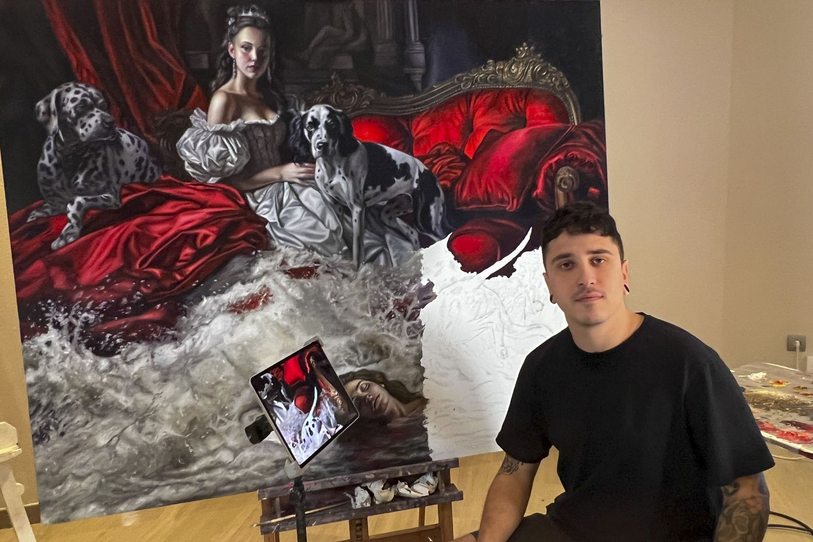 Albert Bonet posa ante una de sus obras.