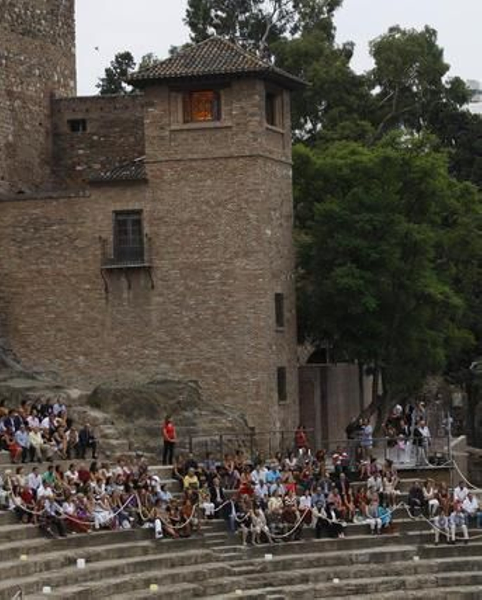 Las gradas del coliseo estrenaron aforo ante unos 400 invitados a un acto simbólico como la guitarra de Daniel Casares y el predicado de Carlos Álvarez como reclamo

Foto: Sergio Camacho
