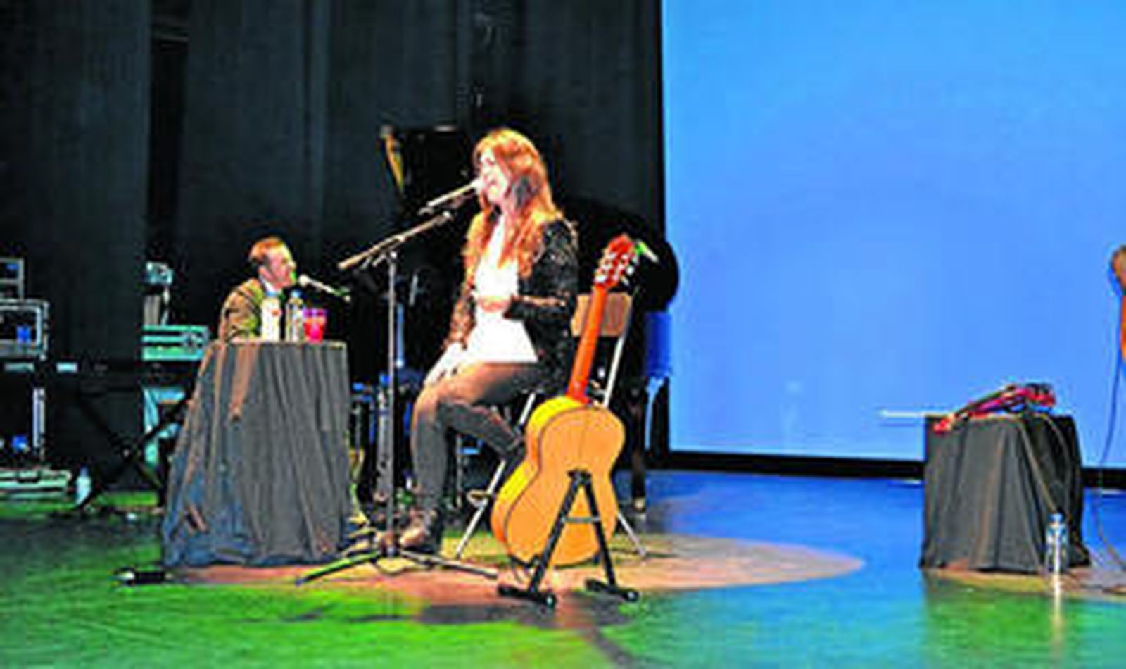 Vanesa Martín interpretando la canción con la que comenzó su actuación, 'Sintiéndonos'.