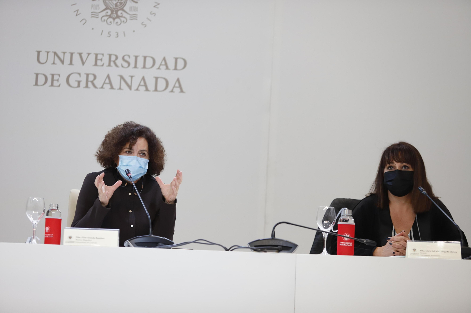 Pilar Aranda (izda.) junto a María del Mar Holgado.