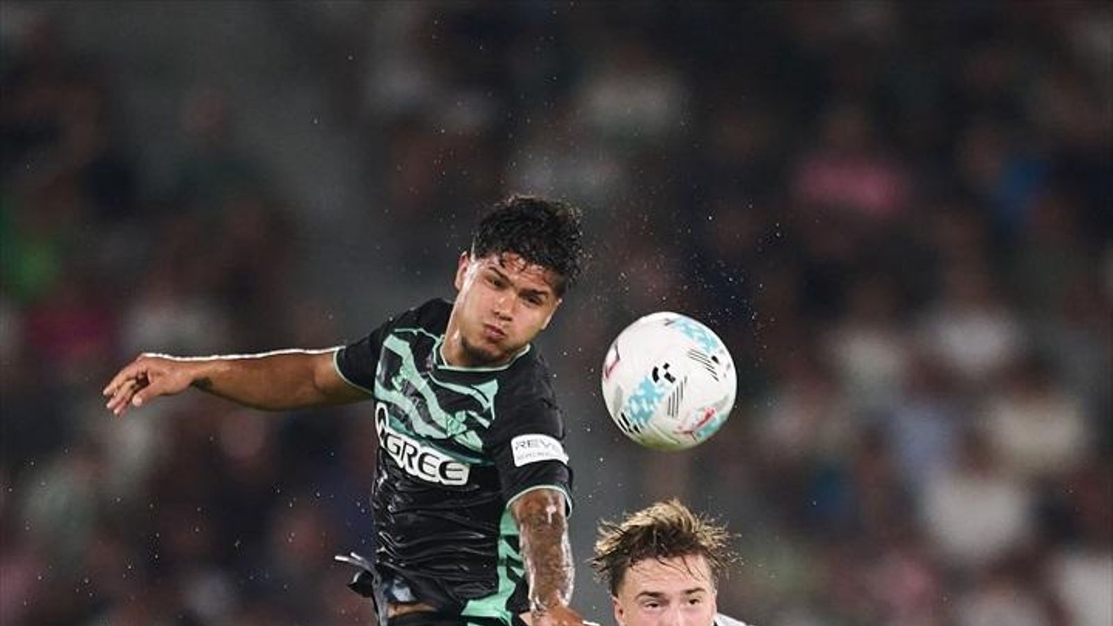 Cucho Hernández se lleva un balón por arriba con Affengruber.