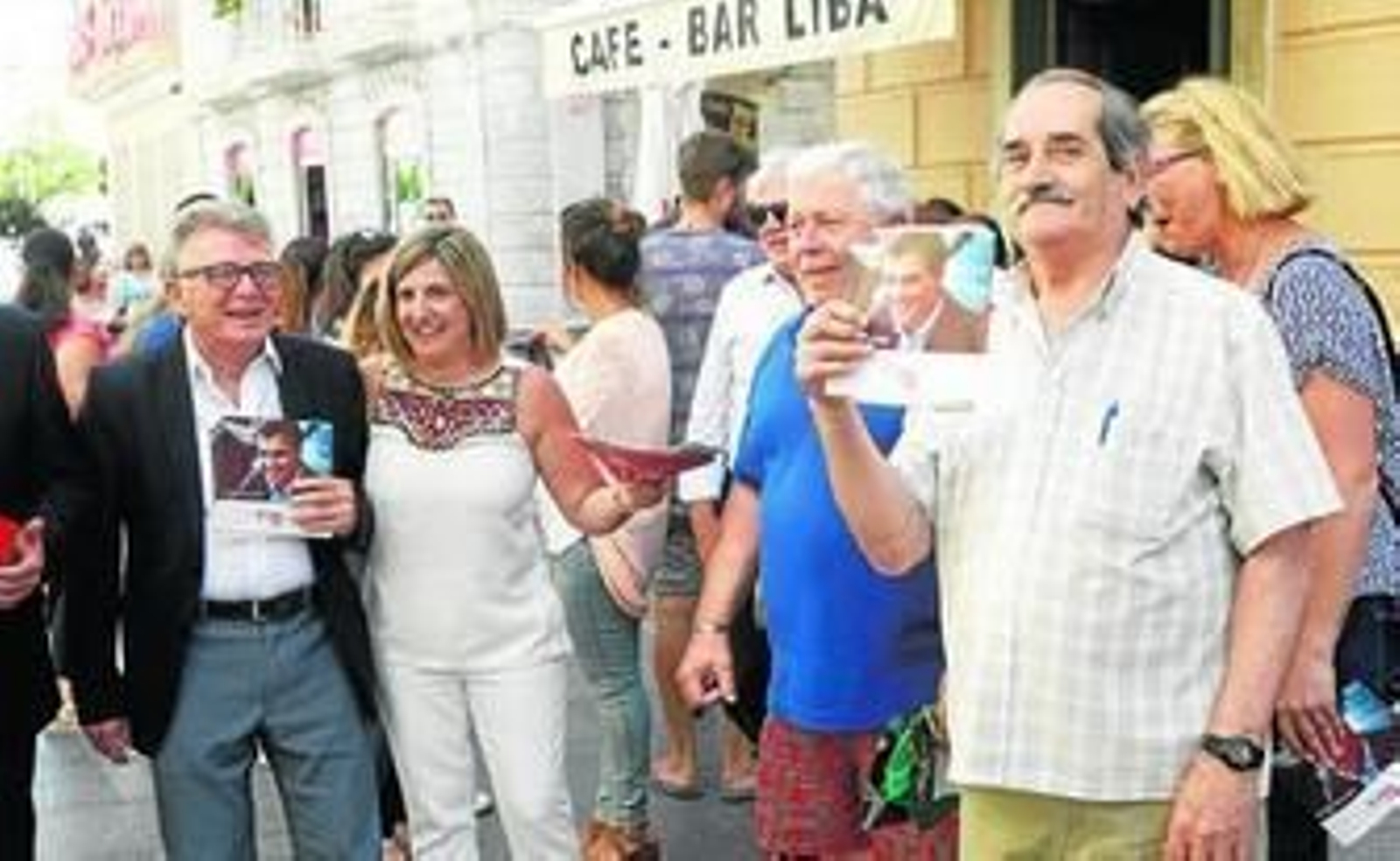 Francisco González Cabaña e Irene García, repartiendo propaganda electoral ayer en la calle Ancha de Cádiz.