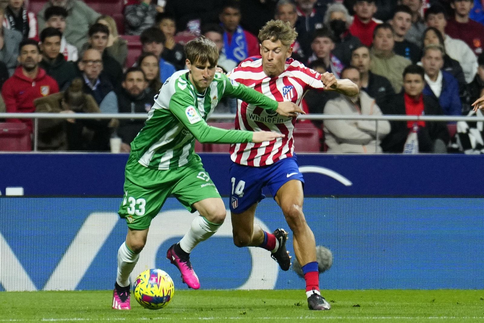Miranda pugna con Marcos Llorente.