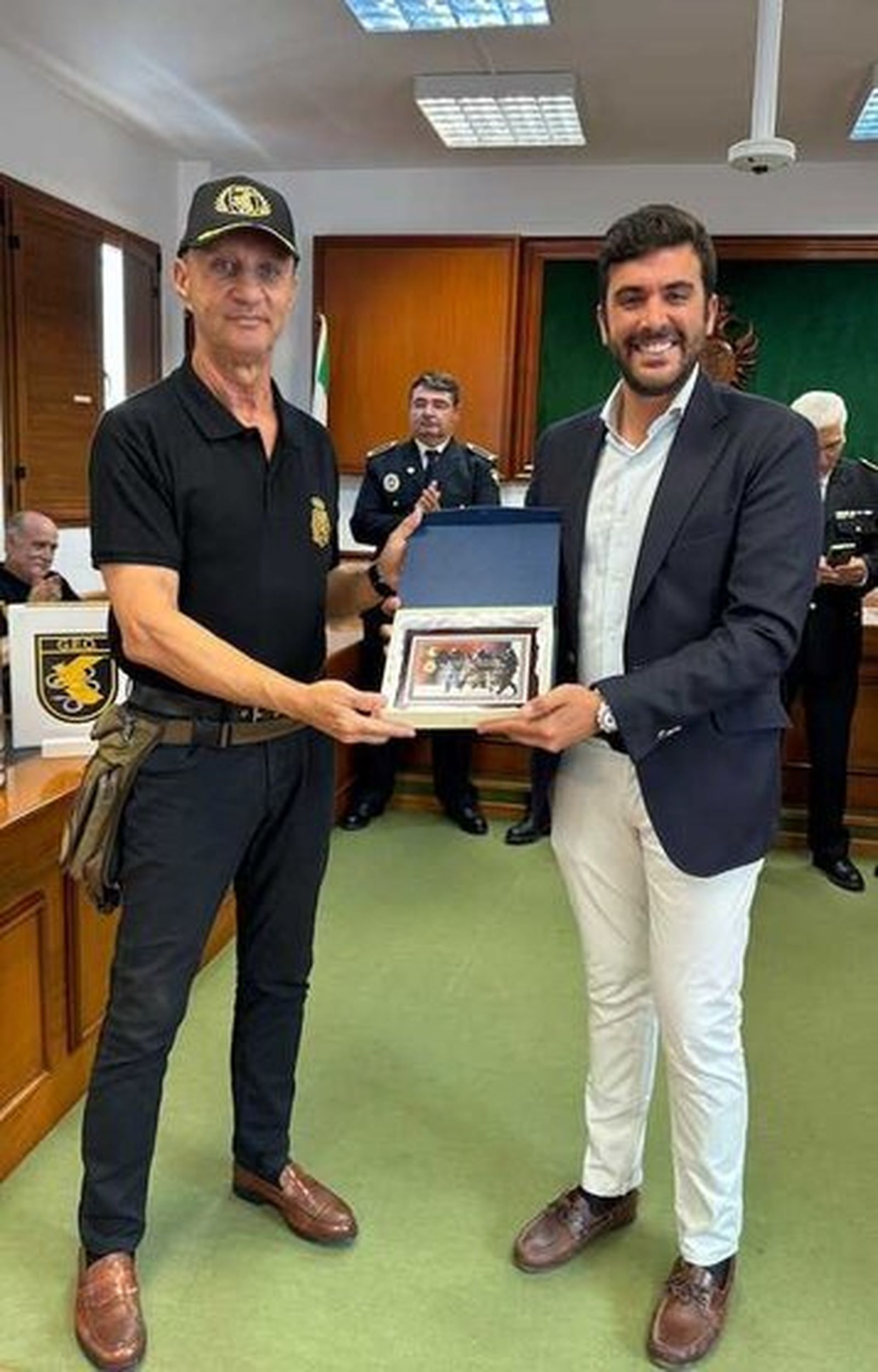 El portavoz de los GEOS y el alcalde de Mojácar