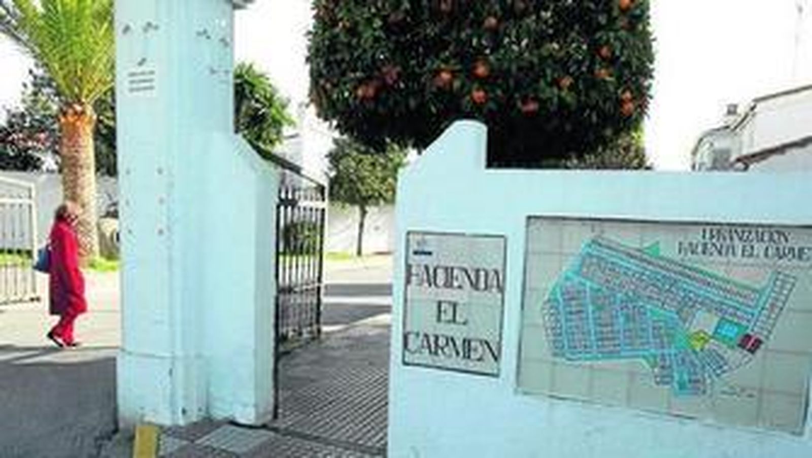 La entrada a la urbanización, donde hay un azulejo con la numeración antigua de las viviendas.