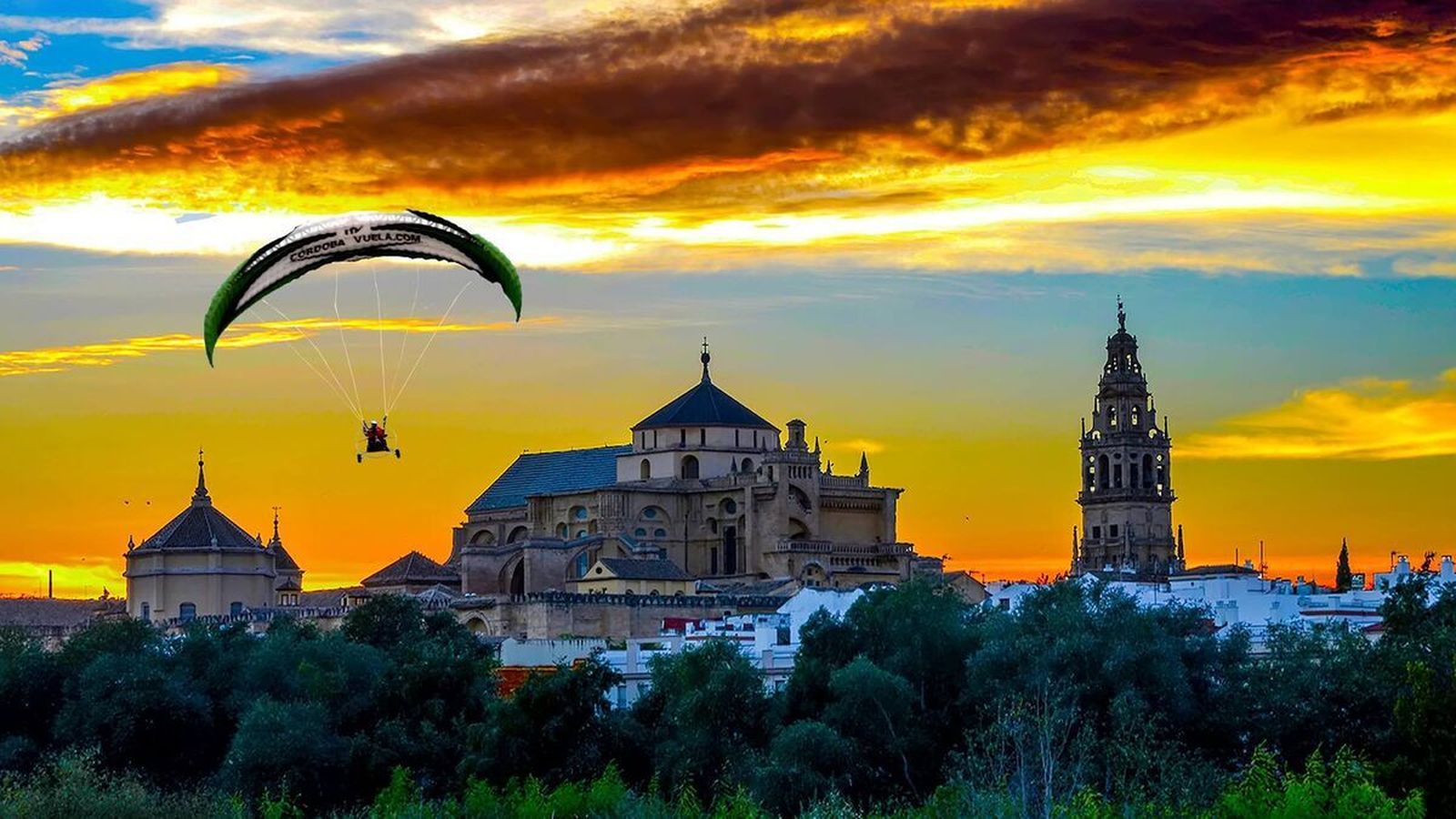 Recorrer los lugares más emblemáticos de Córdoba sin tocar el suelo resulta una experiencia inolvidable