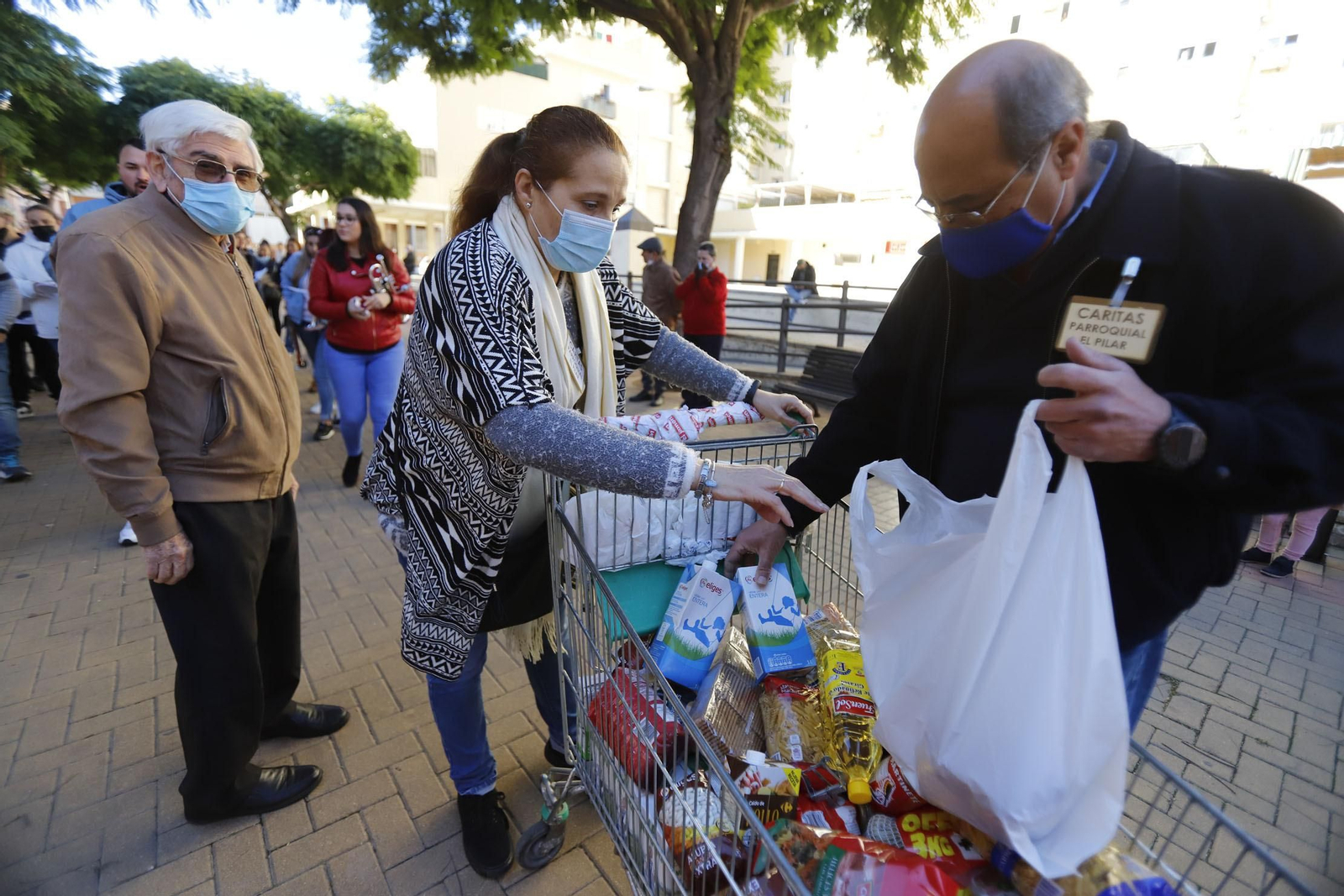 Recogida solidaria de alimentos de la Hermandad del Resucitado y Cáritas en la Hispanidad Recogida solidaria de alimentos de la Hermandad del Resucitado y Cáritas en la Hispanidad