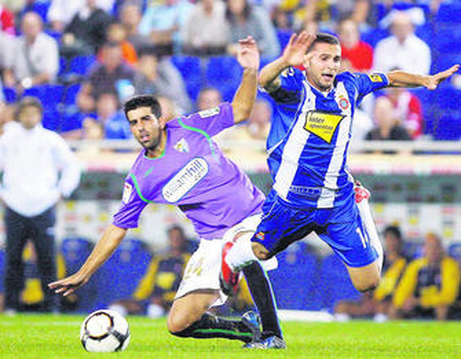 Ben Sahar cae tras la entrada del malaguista Juanito.