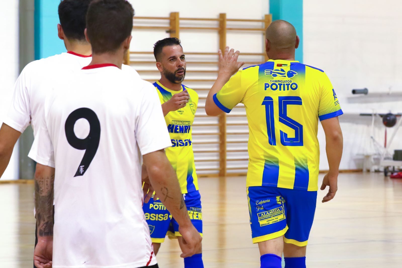 Dos jugadores del Cádiz CF Virgili celebran uno de los goles.