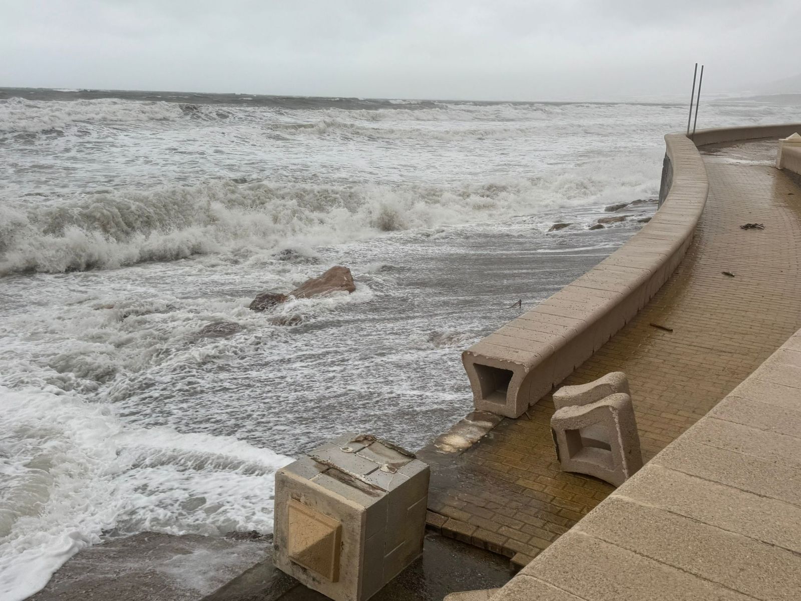 Destrozos en el paseo marítimo de Balerma (El Ejido).