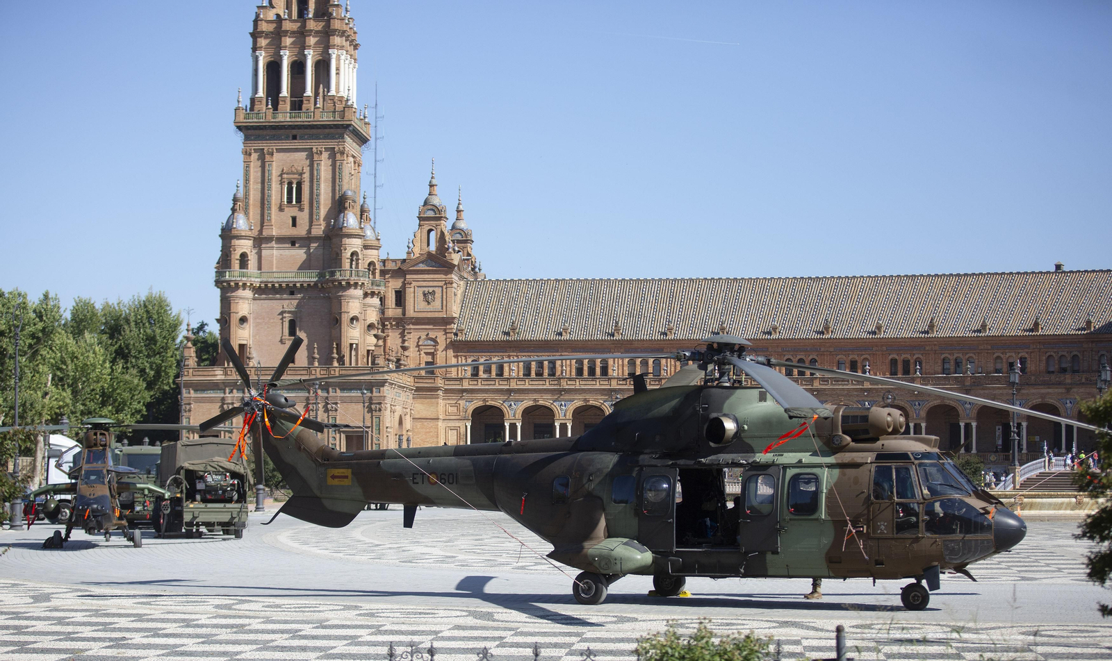 Montaje de la Exposición Estática de las Fuerzas Armadas en el parque de María Luisa