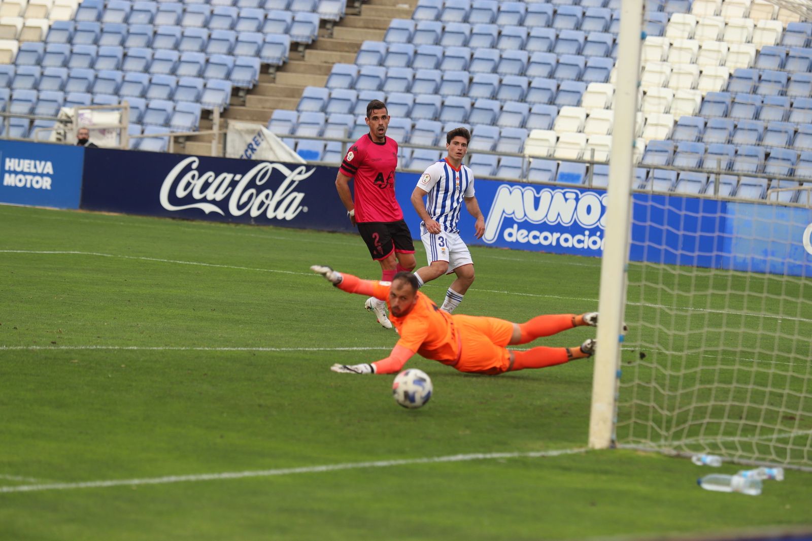 David Alfonso ensaya un disparo en el encuentro ante el San Fernando.