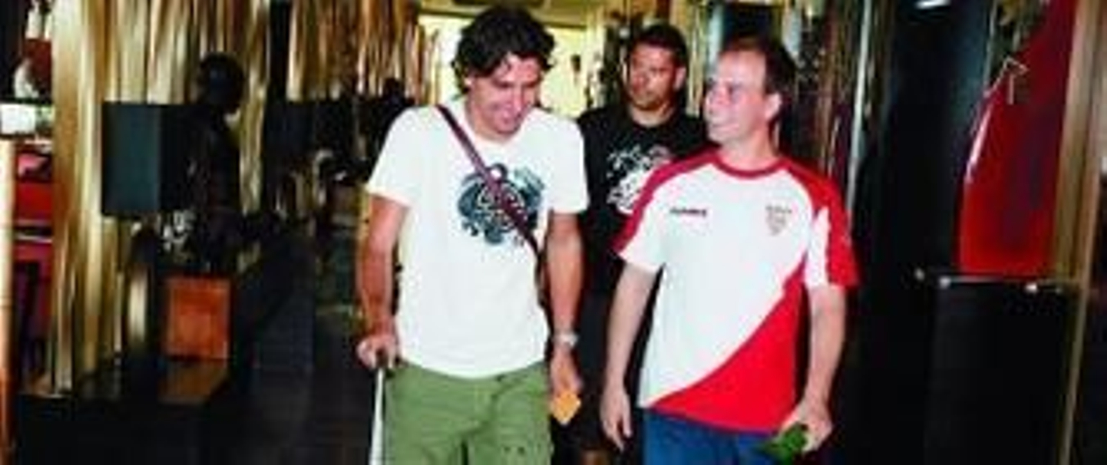 Escudé dialoga con el médico; tras él, Palop.