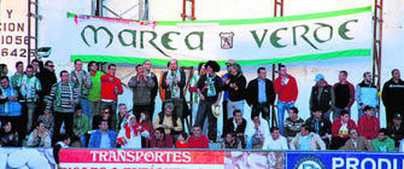 La 'Marea Verde', en la general de El Palmar durante el partido contra el Loja.
