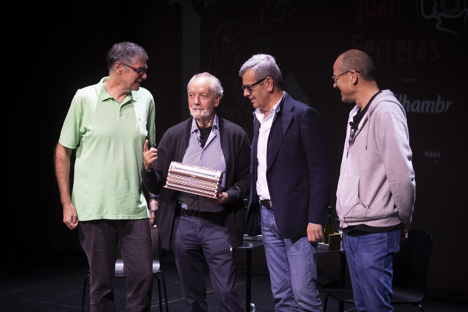 El fotografo Juan Ferreras recogió el premio de manos del concejal de Cultura, Juan Ramón Ferreira.