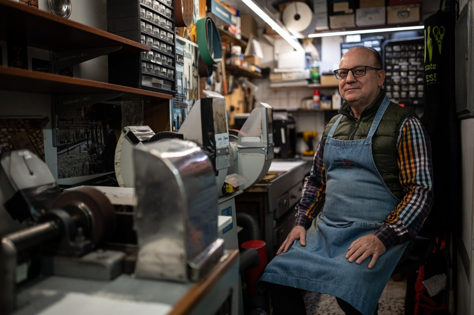 Eliseo Fermiñán en la trastienda de la Cuchillería Regina.