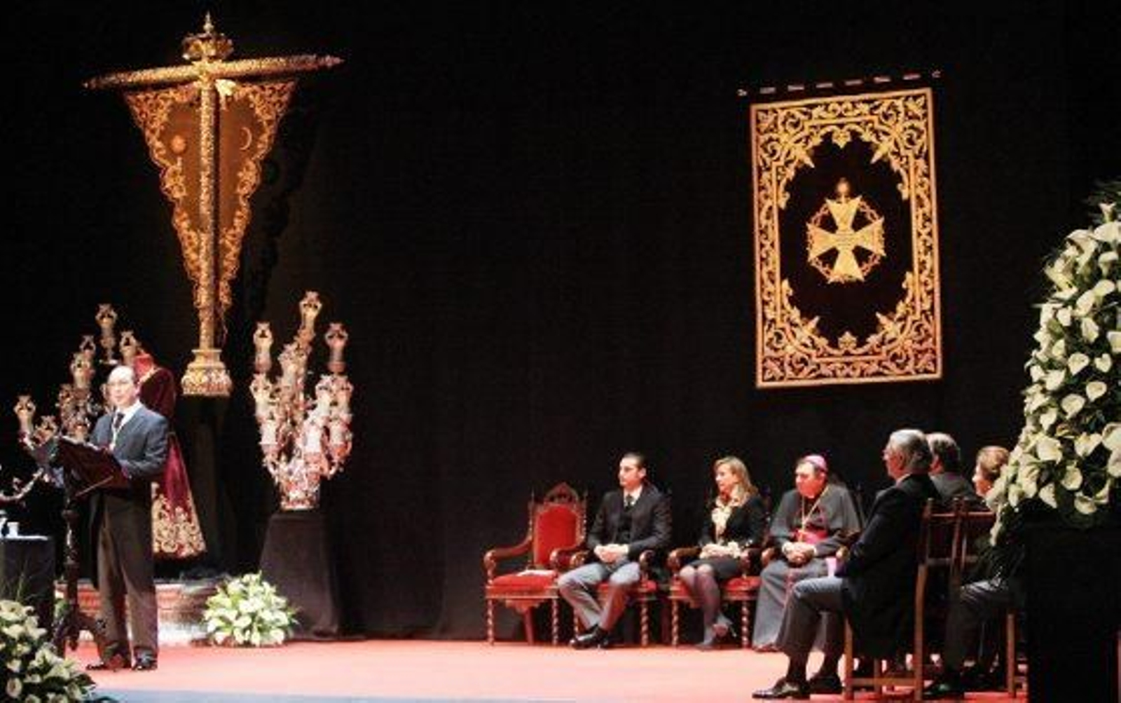 José Juan Gallardo ofreció un magnífico Pregón de Semana Santa en el Villamarta. Ampliamente aplaudido, el pregonero hizo de su condición flamenca uno de los ejes de la obra que declamó durante dos horas.

Foto: Vanesa Lobo