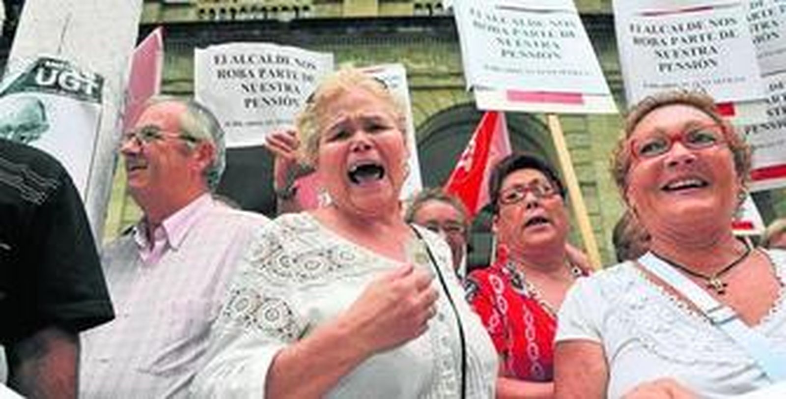 Manifestación de los jubilados municipales celebrada ayer en la Plaza Nueva.